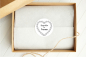 Mobile Preview: Sticker Aufkleber Auspacken und Freuen, schwarz weiß 5 cm, HERZ Blütenkranz